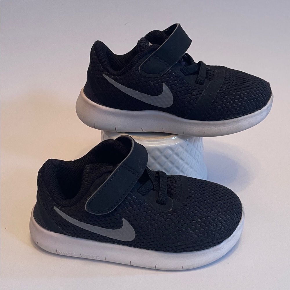 NIKE Kids Black & Silver Velcro Sneakers Sporty Kidcore - Picture 1 of 6